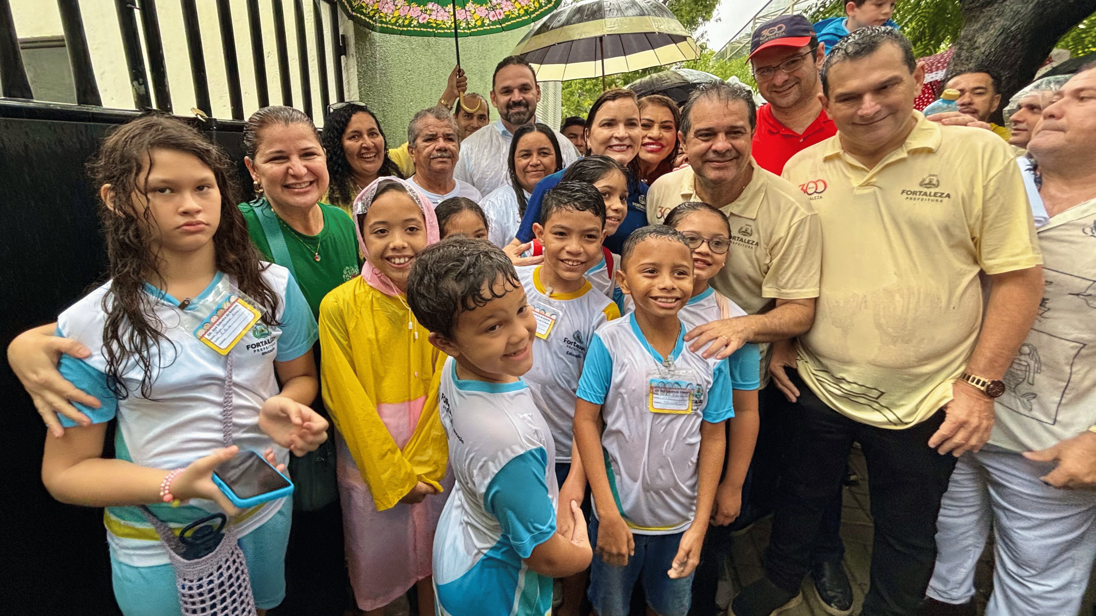 Mesmo sob chuva, famílias compareceram ao local para conhecer o espaço requalificado (Foto: Beatriz Boblitz)